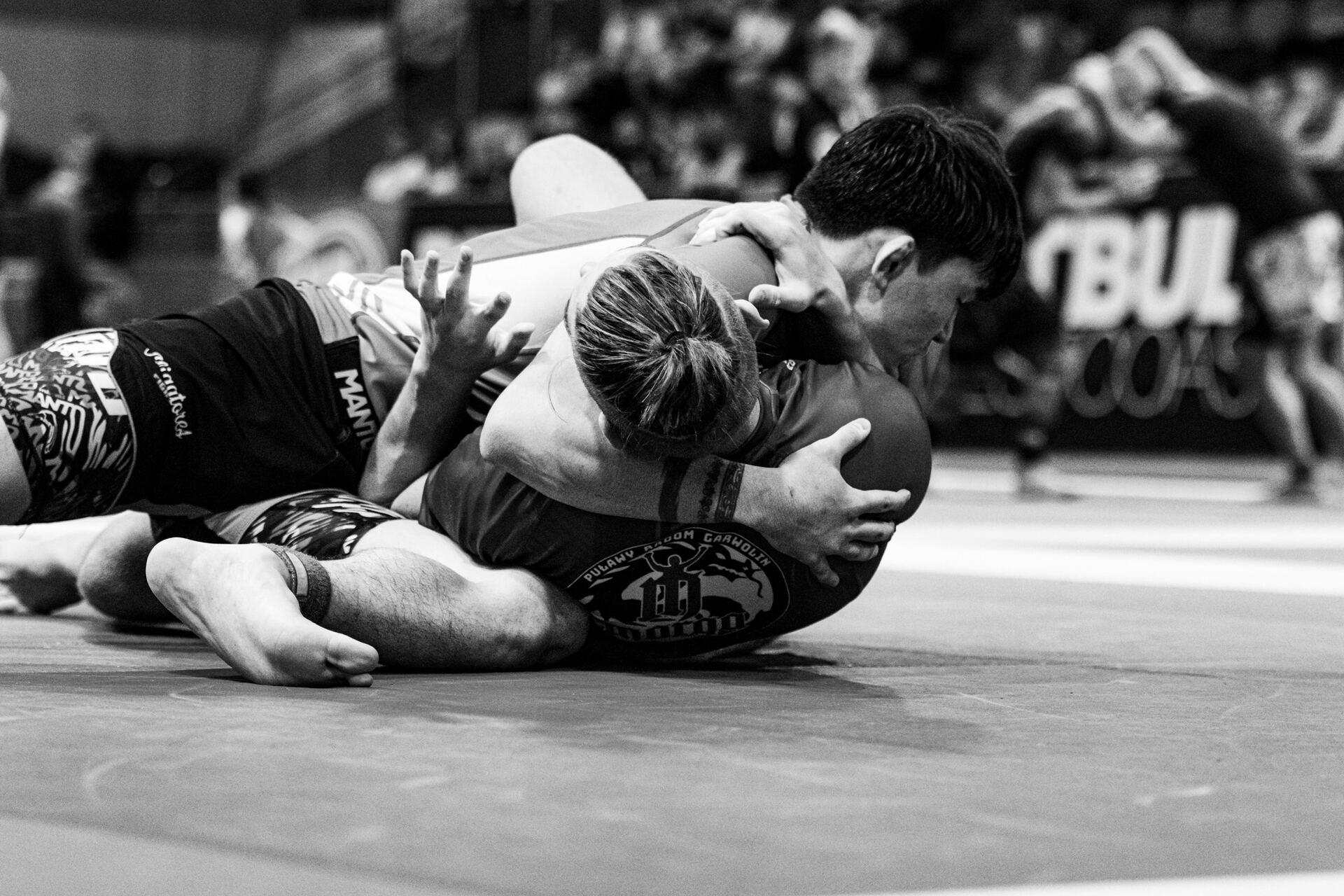 Zawodnicy w trakcie walki w parterze na zawodach jiu-jitsu bez kimon